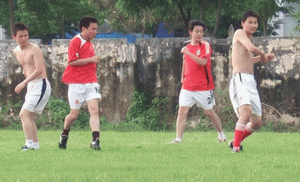 顶酷暑十大足彩平台足球队大战西北人